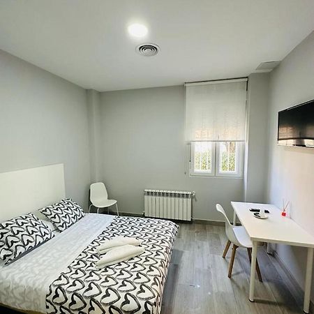 Hospedaje Cuatro Vientos Madrid Luaran gambar