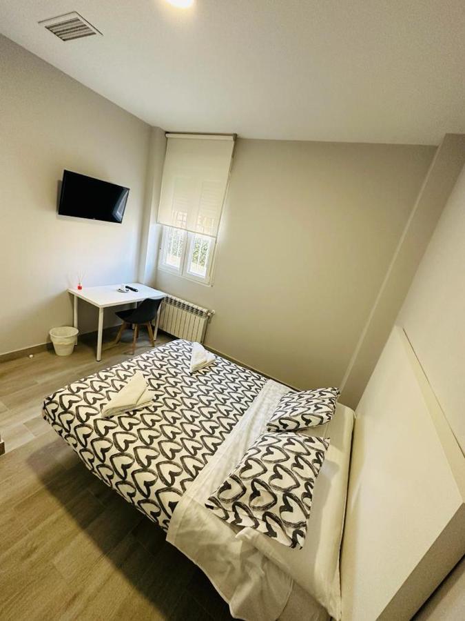 Hospedaje Cuatro Vientos Madrid Luaran gambar