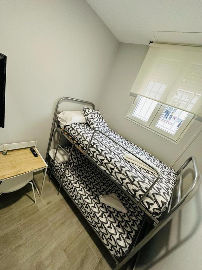 Hospedaje Cuatro Vientos Madrid Luaran gambar