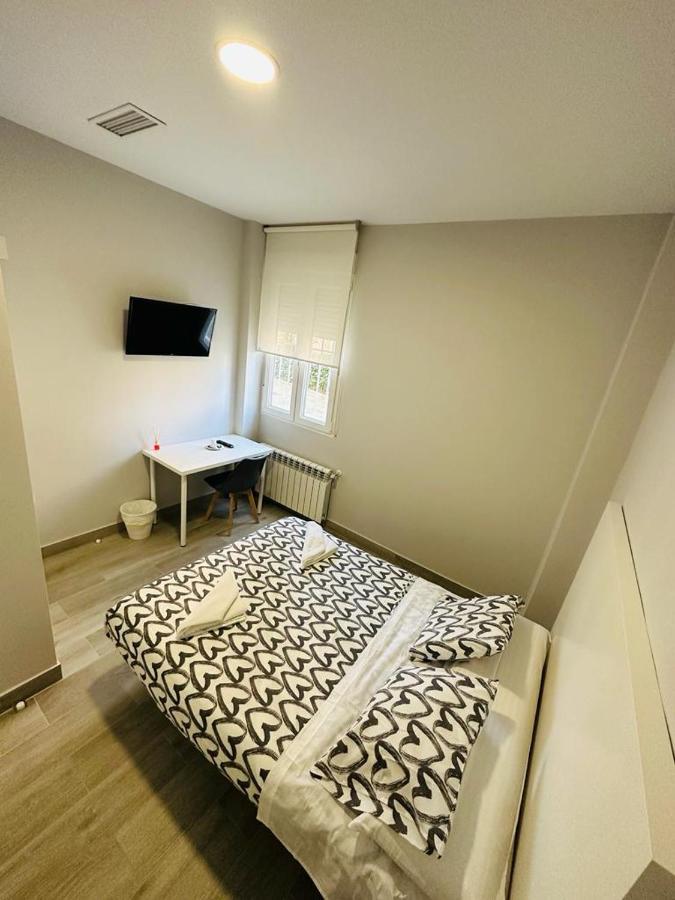 Hospedaje Cuatro Vientos Madrid Luaran gambar
