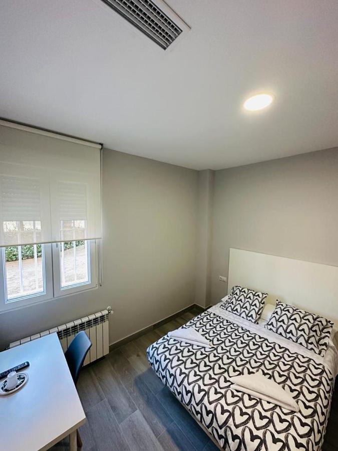 Hospedaje Cuatro Vientos Madrid Luaran gambar